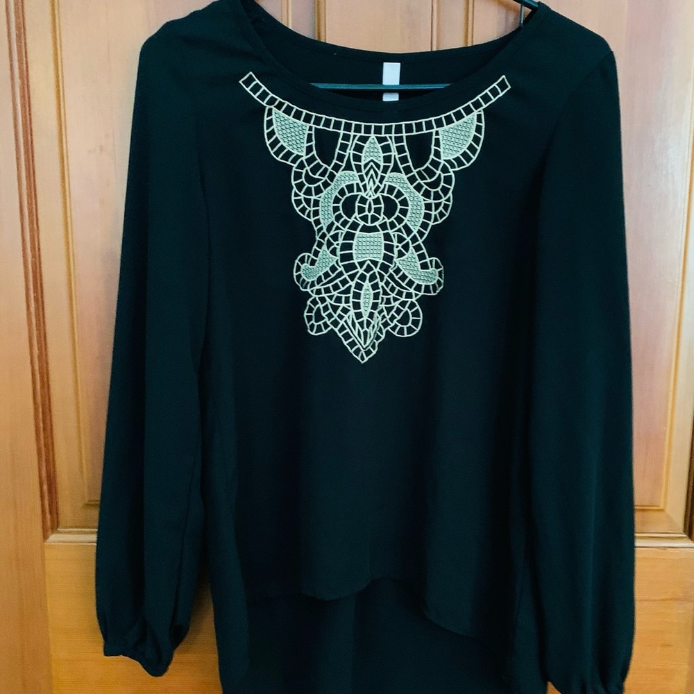Xhilaration Womens Black Blouse Sz M with Off White Appliqué and long sleeves